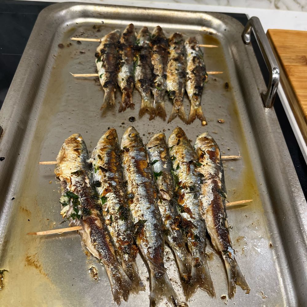 An image of Espeto de Sardinas con aceite de ajo y perejil