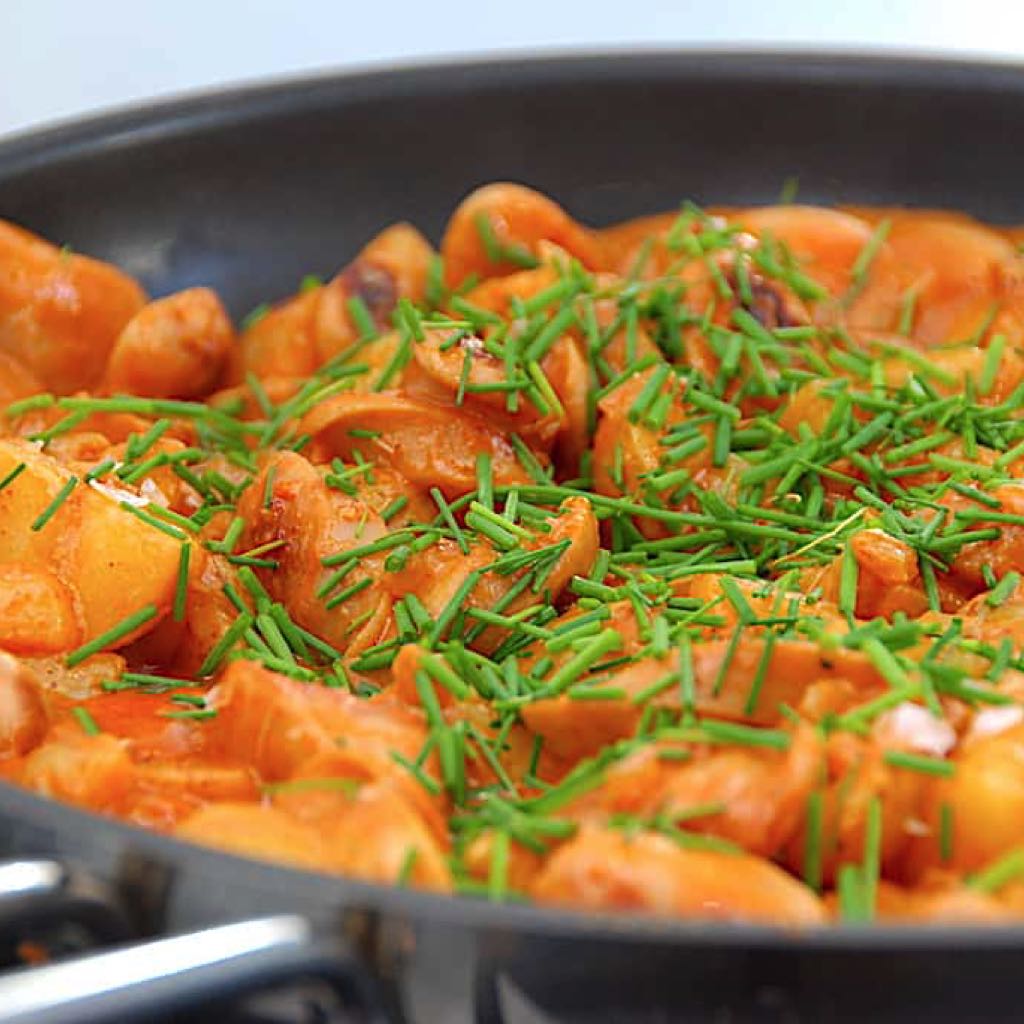 An image of Svensk pølseret (opskrift med kartofler, løg og pølser)